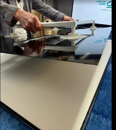Sostituzione pannello TV OLED con attrezzo ventose professionale