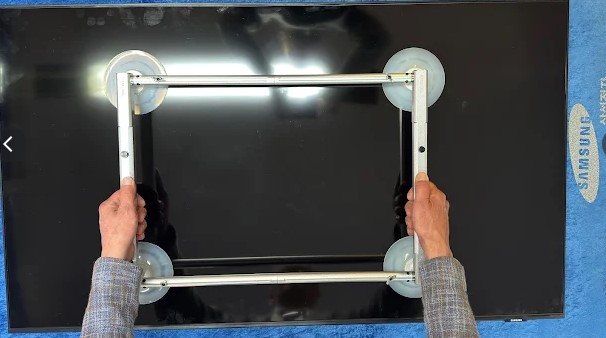 Rimozione pannello TV Samsung con ventose - tecnico certificato