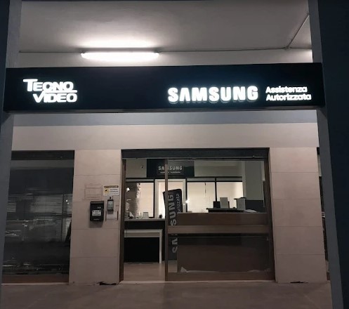 TecnoVideo - Insegna Samsung Assistenza Autorizzata di notte